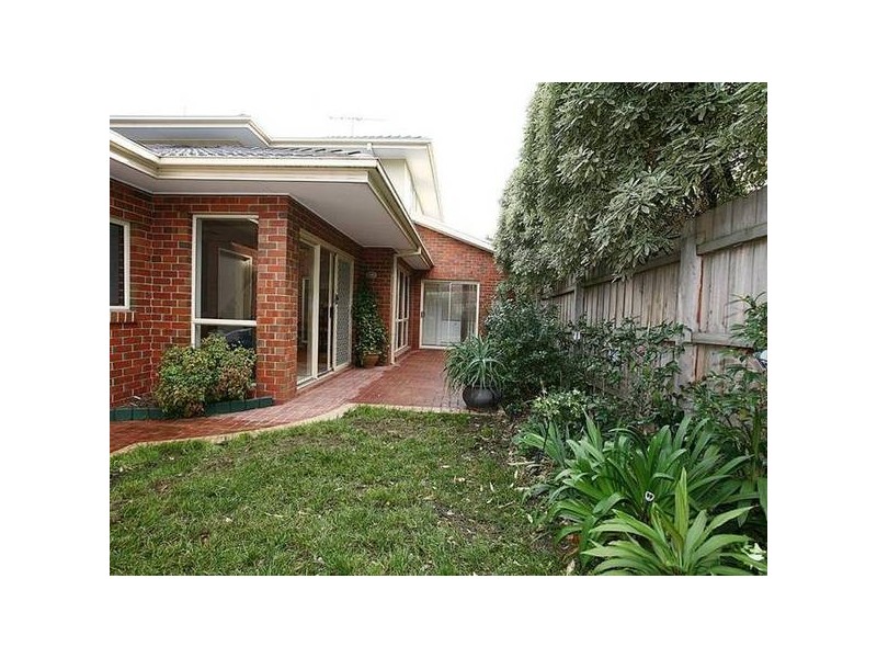 2/56 Gloucester Avenue, Berwick VIC 3806
