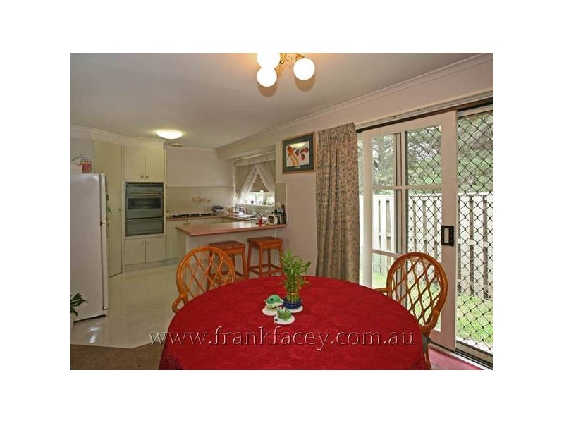 2/42 Van Der Haar Avenue, Berwick VIC 3806