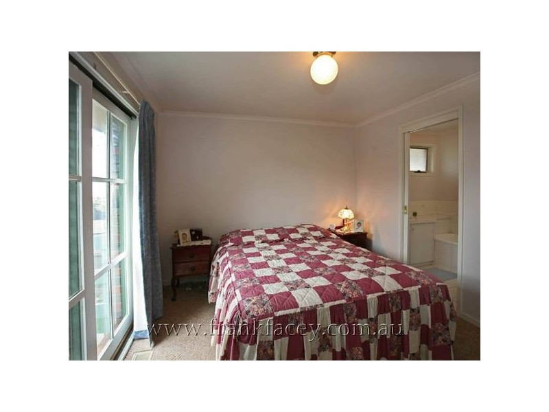 2/42 Van Der Haar Avenue, Berwick VIC 3806