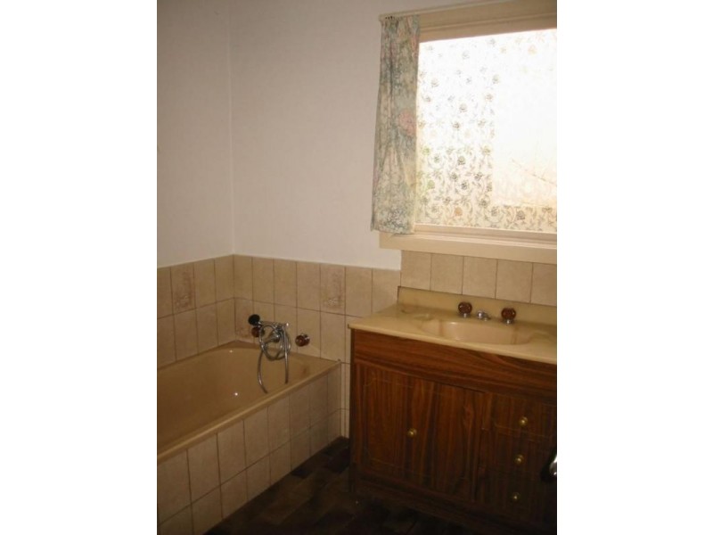 8 Harkaway Road, Berwick VIC 3806