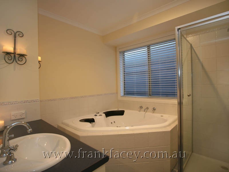 15 Riverglen Road, Berwick VIC 3806