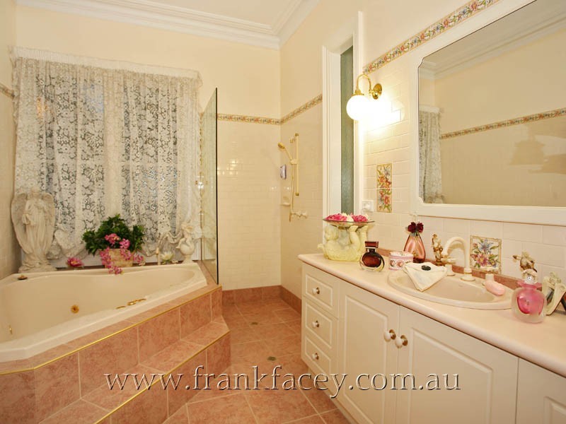 8 Angela Court, Narre Warren North VIC 3804