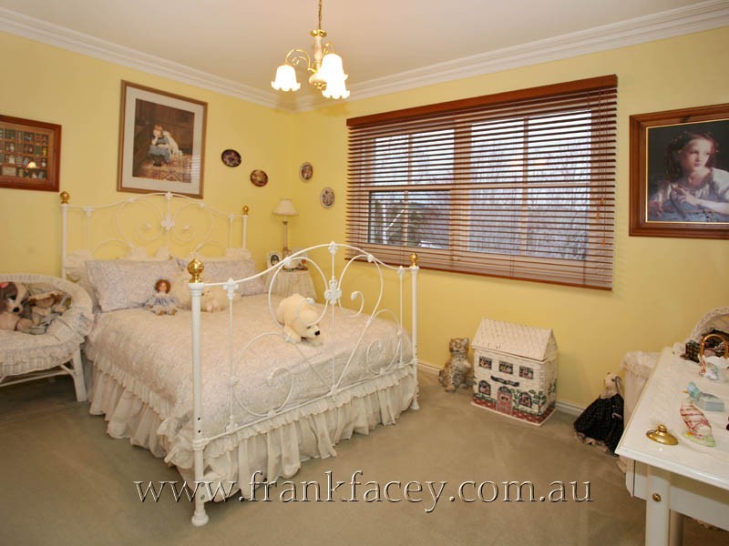 8 Angela Court, Narre Warren North VIC 3804