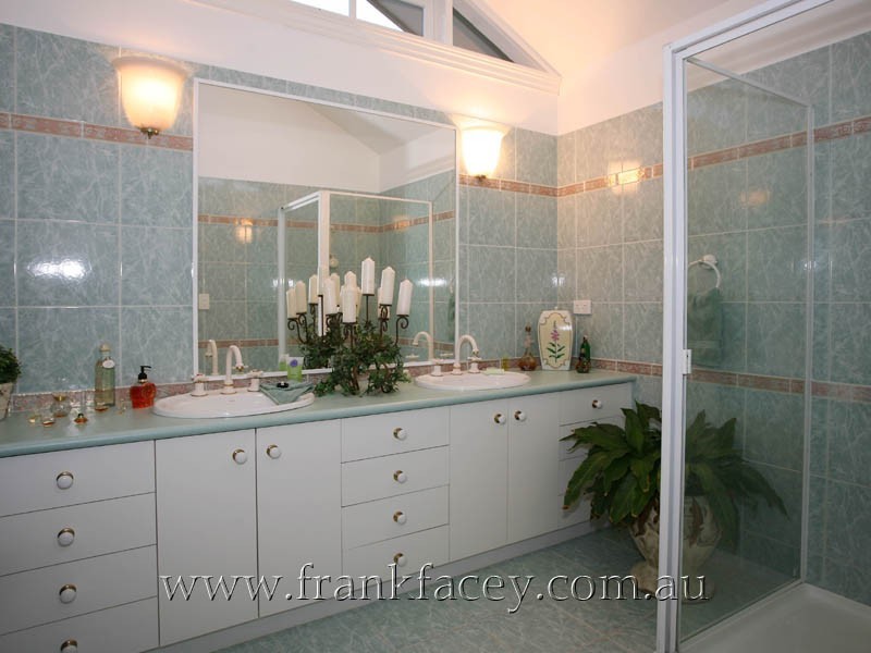 8 Angela Court, Narre Warren North VIC 3804