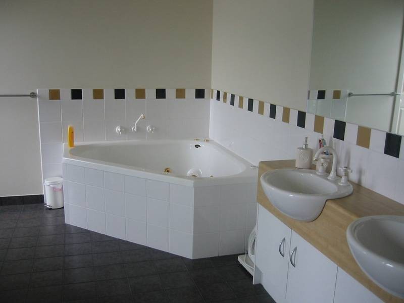 13 Lancaster Way, Beaconsfield VIC 3807