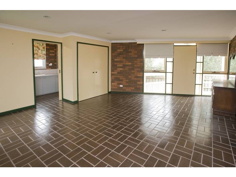8 ROBYN COURT, Dandenong North VIC 3175