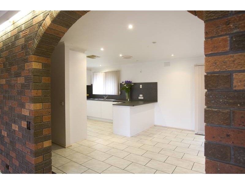 8 ROBYN COURT, Dandenong North VIC 3175