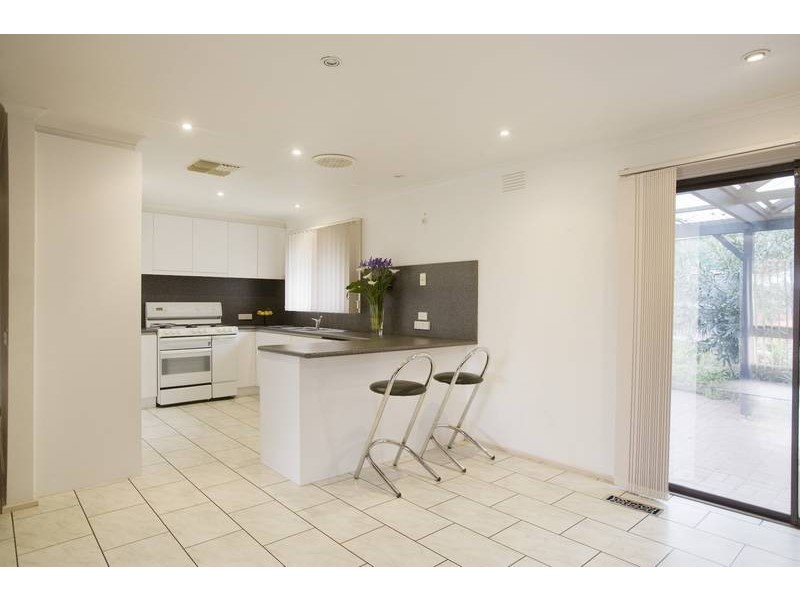 8 ROBYN COURT, Dandenong North VIC 3175