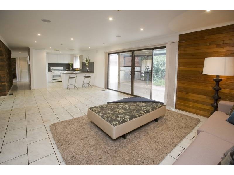 8 ROBYN COURT, Dandenong North VIC 3175