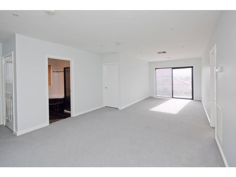 6 Hunt Club Road, Narre Warren South VIC 3805