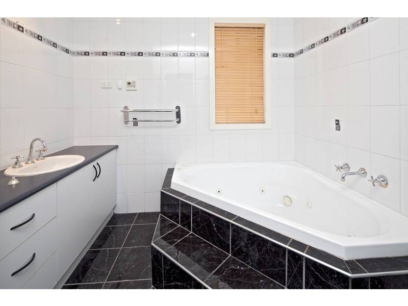 6 Hunt Club Road, Narre Warren South VIC 3805