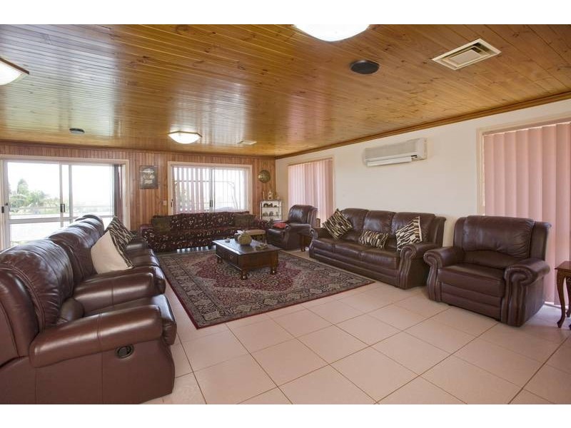 27 Bellbrook Drive, Dandenong North VIC 3175