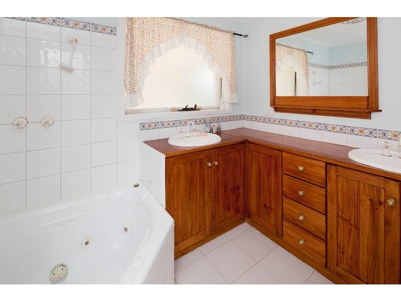 17 Carluke Close, Berwick VIC 3806
