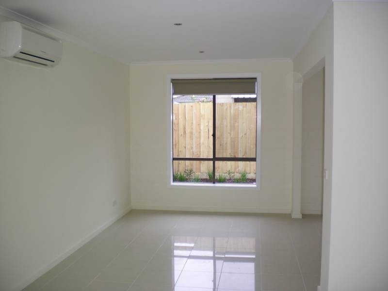 2/17 Rachael Avenue, Cranbourne North VIC 3977