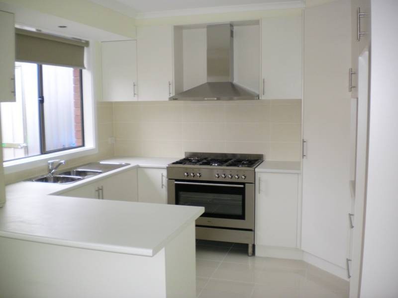 2/17 Rachael Avenue, Cranbourne North VIC 3977