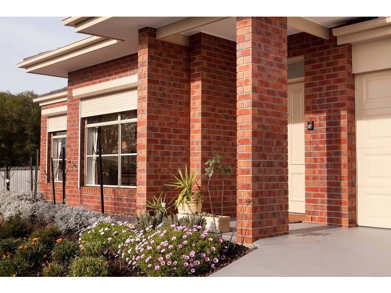 2/21 Outlook Drive, Dandenong North VIC 3175