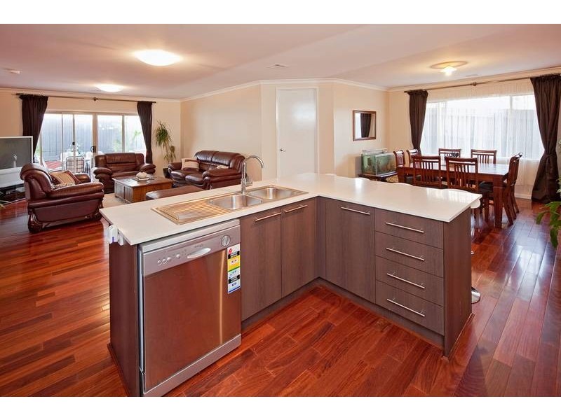 2/21 Outlook Drive, Dandenong North VIC 3175