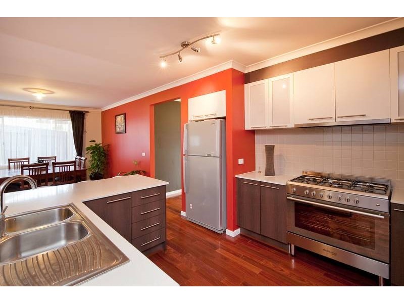 2/21 Outlook Drive, Dandenong North VIC 3175