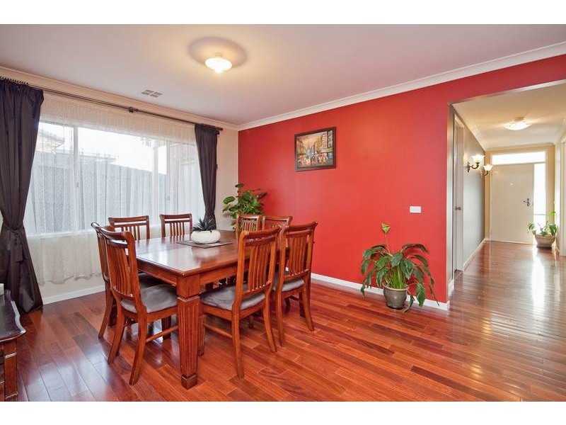 2/21 Outlook Drive, Dandenong North VIC 3175