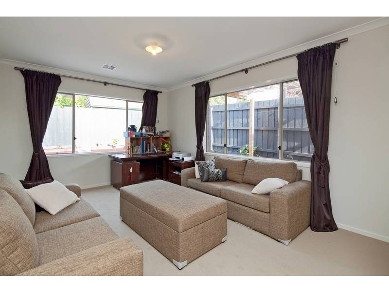 2/21 Outlook Drive, Dandenong North VIC 3175