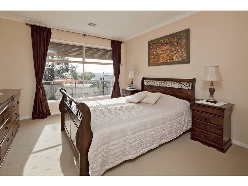 2/21 Outlook Drive, Dandenong North VIC 3175