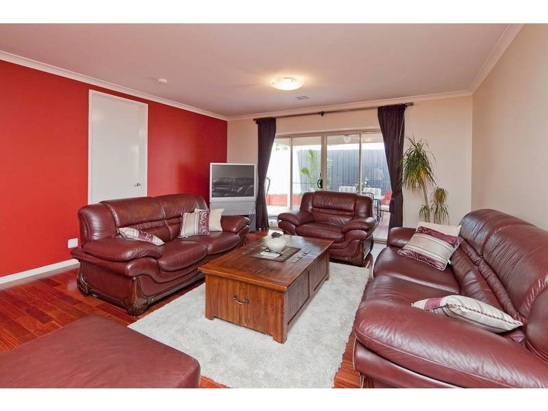 2/21 Outlook Drive, Dandenong North VIC 3175