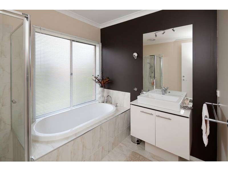 2/21 Outlook Drive, Dandenong North VIC 3175