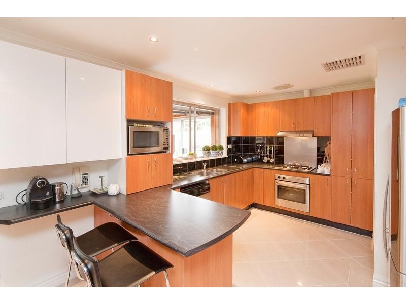 34 Zachary Hicks Crescent, Endeavour Hills VIC 3802