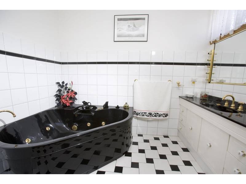 1 Huckson Rise, Dandenong North VIC 3175