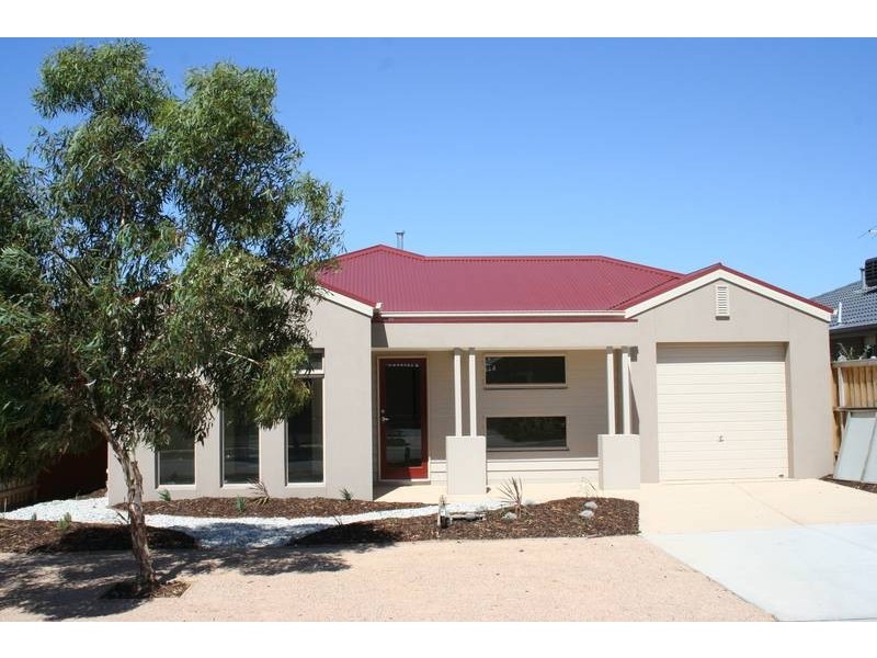 18 Bohemia Crescent, Pakenham VIC 3810