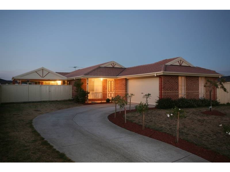 24 Bluehills Blvd, Pakenham VIC 3810