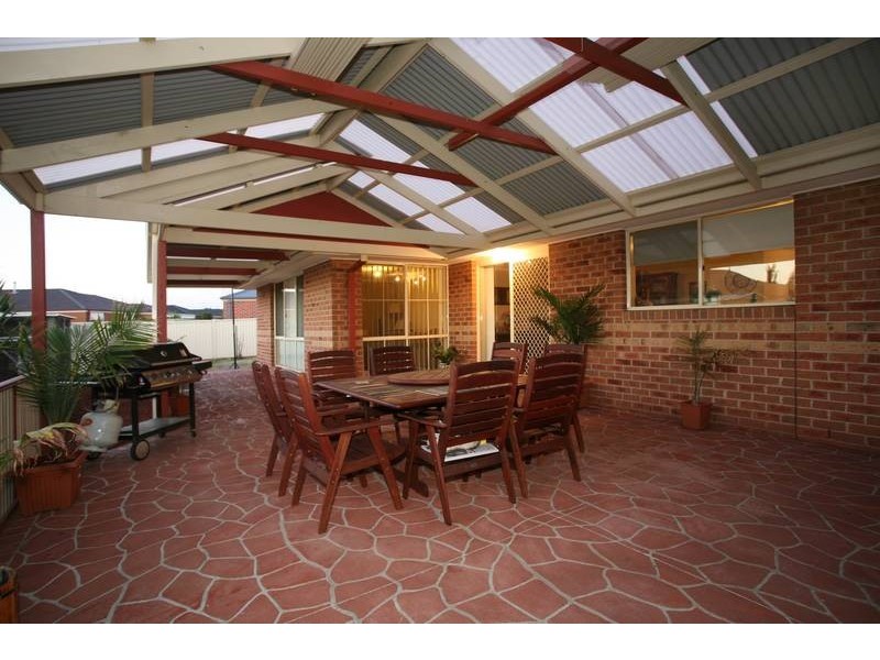 24 Bluehills Blvd, Pakenham VIC 3810