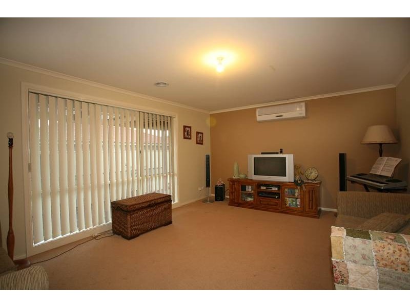 24 Bluehills Blvd, Pakenham VIC 3810