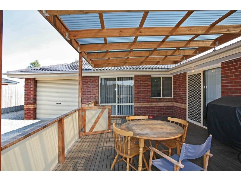 35 Sir Thomas Drive, Pakenham VIC 3810