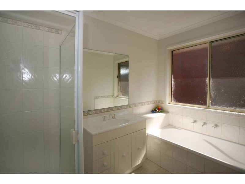 35 Sir Thomas Drive, Pakenham VIC 3810