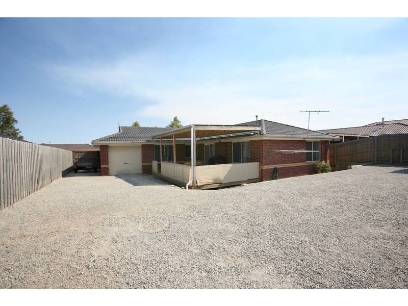 35 Sir Thomas Drive, Pakenham VIC 3810