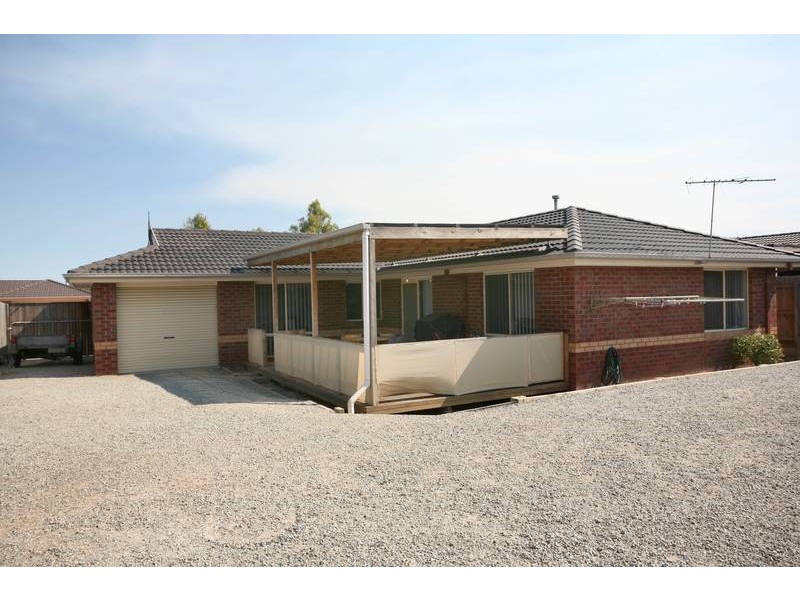 35 Sir Thomas Drive, Pakenham VIC 3810