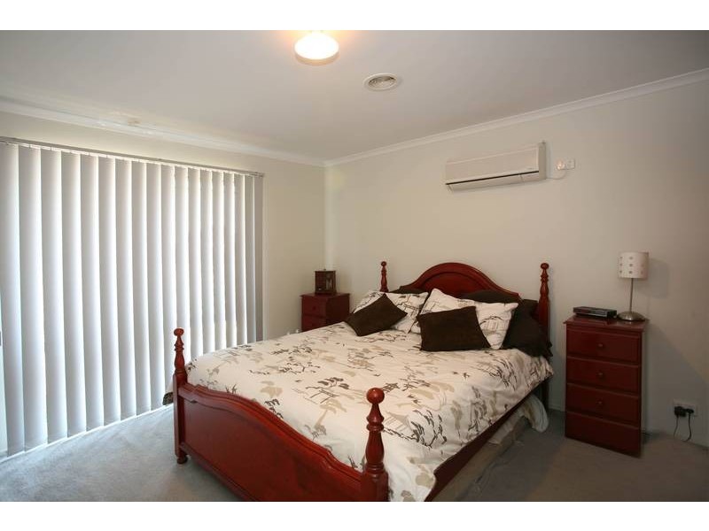 35 Sir Thomas Drive, Pakenham VIC 3810