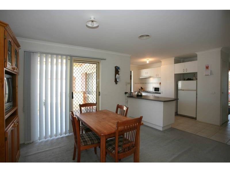 35 Sir Thomas Drive, Pakenham VIC 3810