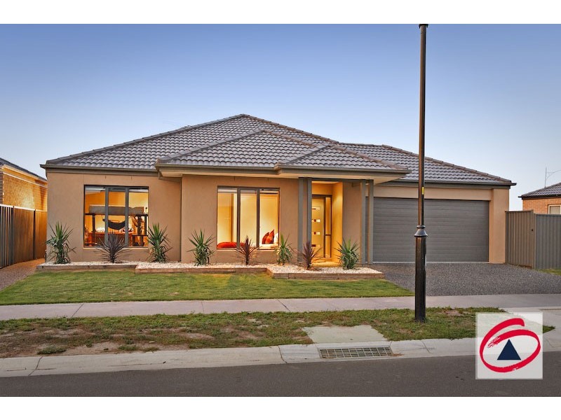 4 Camdolle Close, Pakenham VIC 3810