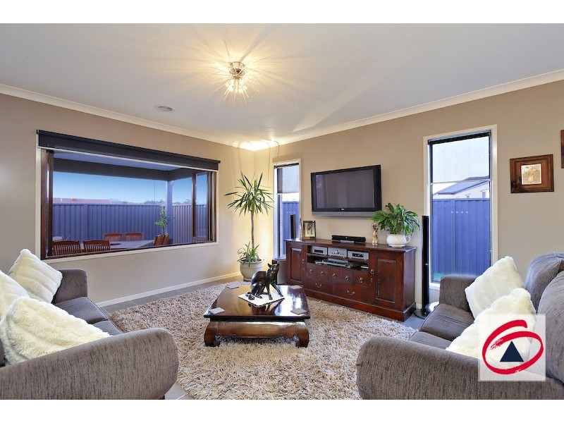 4 Camdolle Close, Pakenham VIC 3810