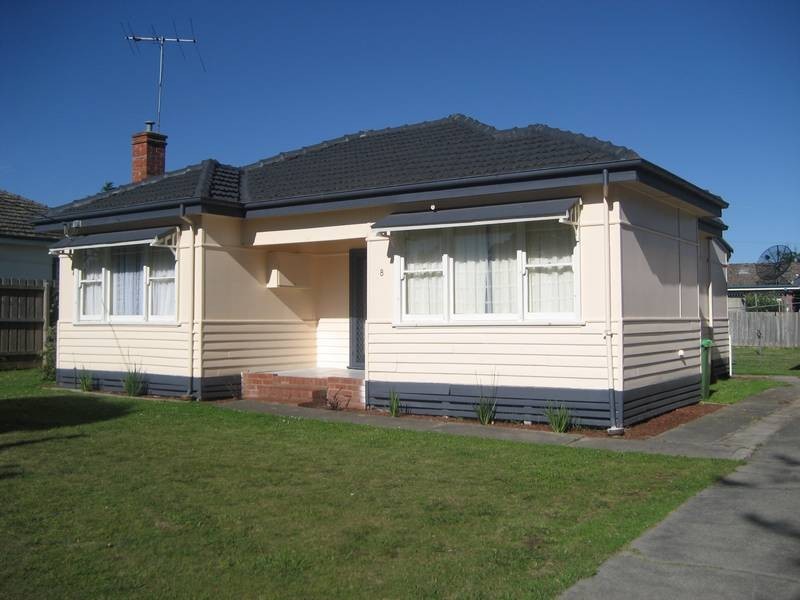 8 James Street, Pakenham VIC 3810