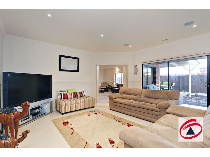 24 Henry Lawson Drive, Pakenham VIC 3810