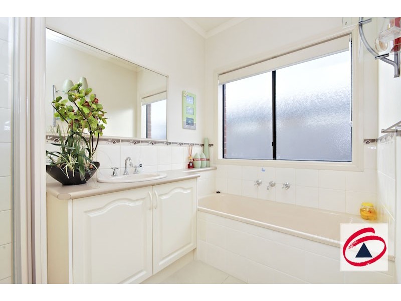 24 Henry Lawson Drive, Pakenham VIC 3810