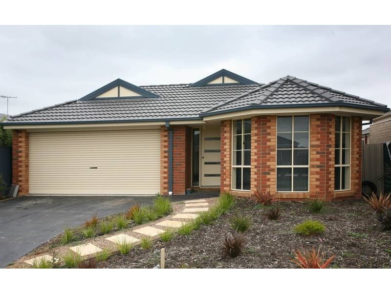 9 Kingsdale Crescent, Pakenham VIC 3810