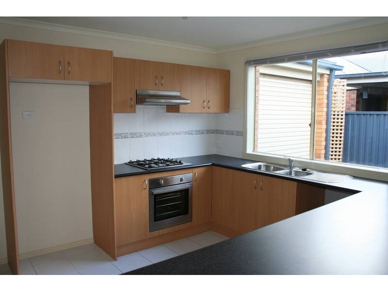 9 Kingsdale Crescent, Pakenham VIC 3810