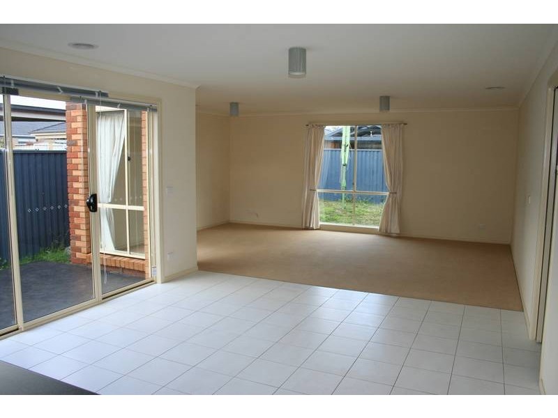 9 Kingsdale Crescent, Pakenham VIC 3810