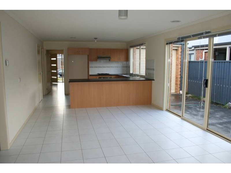 9 Kingsdale Crescent, Pakenham VIC 3810