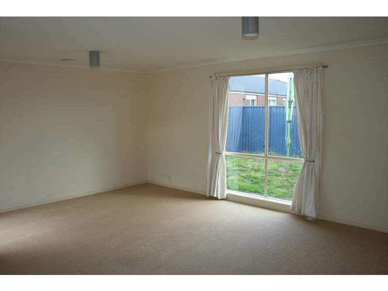 9 Kingsdale Crescent, Pakenham VIC 3810