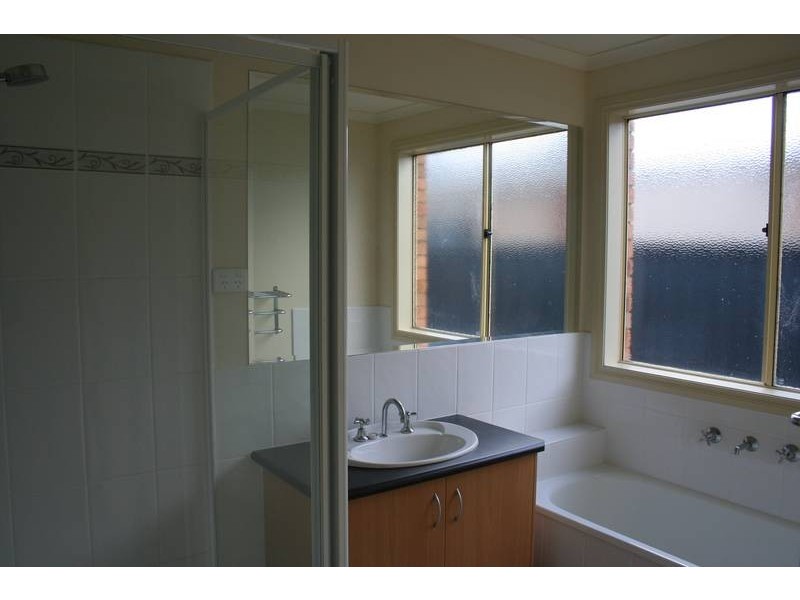 9 Kingsdale Crescent, Pakenham VIC 3810